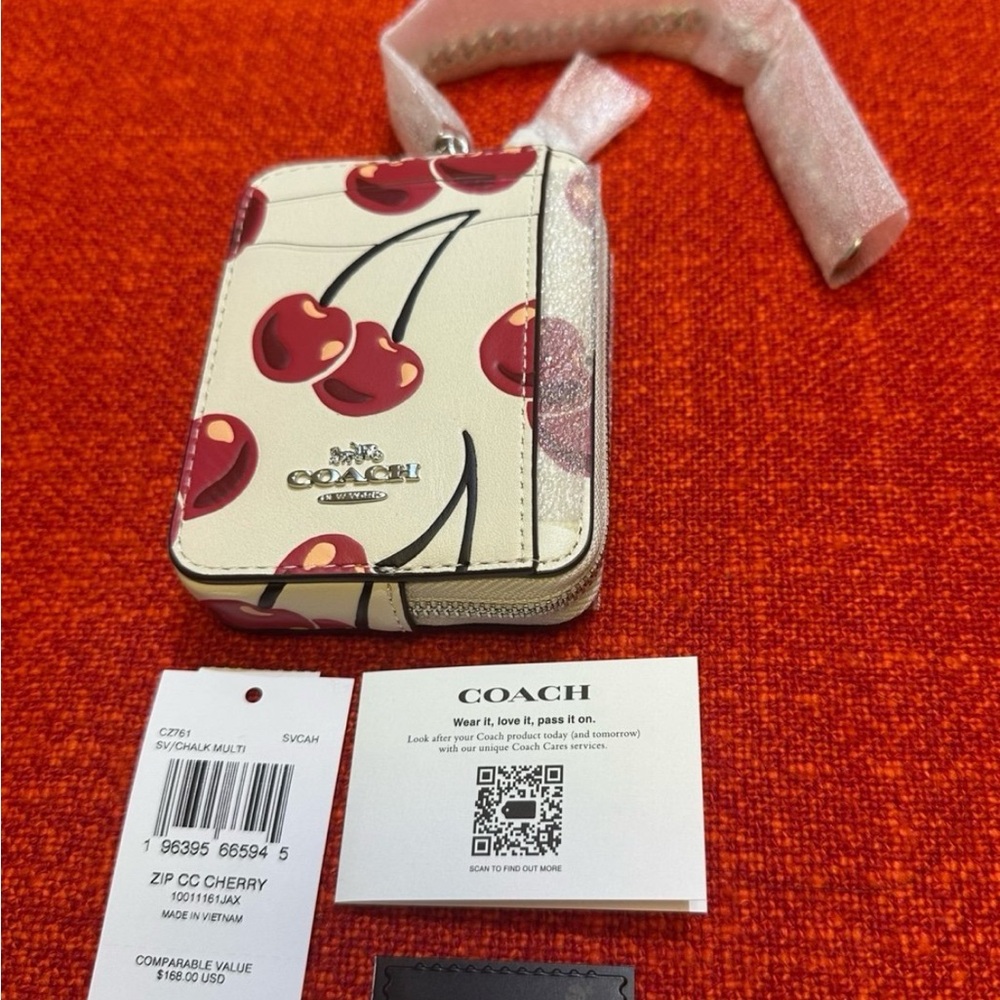 ❤️❤️❤️NEW Coach zip card case with cherry print/silvertone hardware ❤️❤️❤️